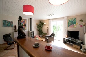 TV, DVD player, stereo - Close to Bordeaux and St Emilion, quiet house with large garden. (Sallebœuf)