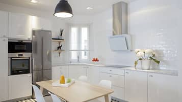 Frigorífico, microondas, horno y placa de cocina