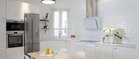 Réfrigérateur, micro-ondes, four, plaque de cuisson