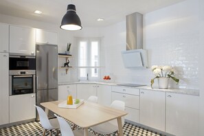 Refrigerador, microondas, horno, placa de cocina