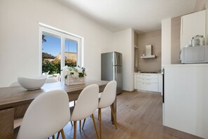 KĂŒhlschrank, Herdplatte, Kochgeschirr/Geschirr/Besteck