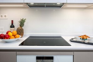 Kühlschrank, Mikrowelle, Ofen, Herdplatte