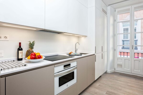 Køleskab, mikrobølgeovn, ovn, kogeplade