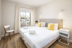 3 chambres, coffres-forts dans les chambres, fer et planche à repasser