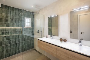 Ensemble douche/baignoire, sèche-cheveux, serviettes fournies, shampoing