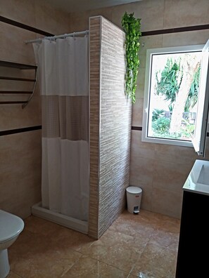 Bathtub, hair dryer, towels, soap - House with pool, garden, barbecue, a/c, WiFi, parquing  (Es canar)