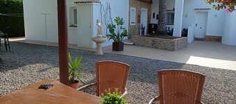 SUNNY HOUSE, JARDIN, PISCINE, 1 MINUTES DE QUATRE PLAGES Ă PIED