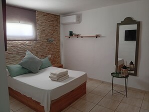3 bedrooms, in-room safe, desk, iron/ironing board