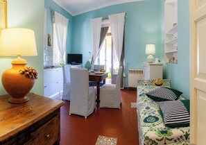 1 habitación, sistema de insonorización y tabla de planchar con plancha