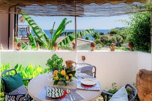 تناول الطعام بالخارج