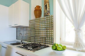 Fridge, stovetop, coffee/tea maker, electric kettle - Jasmine House (Letojanni  messina)