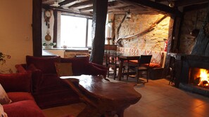 TV, peis, bøker og stereoanlegg