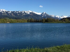 Un lac avec des montagnes en arrière-plan.