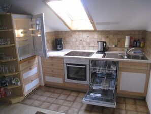 Réfrigérateur, un four, surface de cuisson, lave-vaisselle