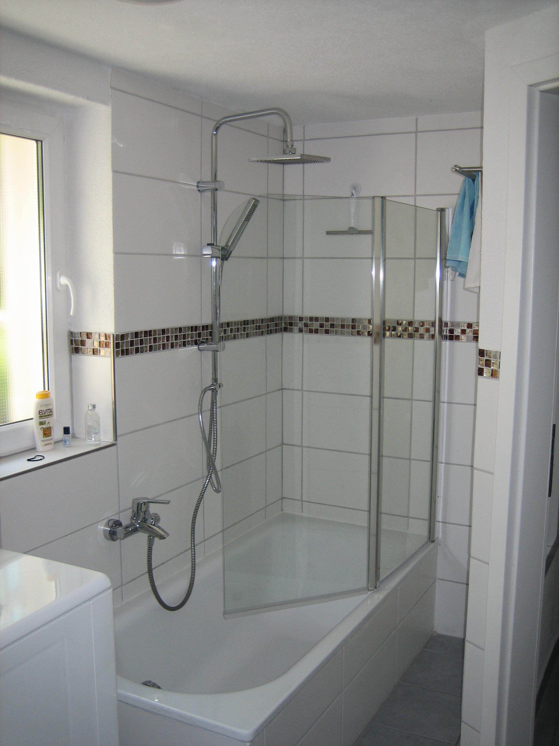 Ensemble douche/baignoire, sèche-cheveux, savon, papier toilette