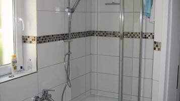 Ensemble douche/baignoire, sĂšche-cheveux, savon, papier toilette