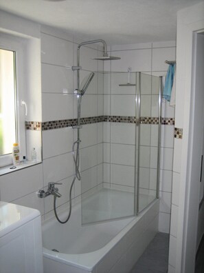 Combined shower/tub, hair dryer, soap, toilet paper - Relaxation in a quiet location in Constance on Lake Constance (Konstanz)