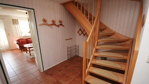 A staircase with wooden steps and a wooden railing. - Komf. Apartment, 5 pers., 3 bedrooms, 2 bathrooms, near Sankt Peter-O. , right on the dike (Tönning)