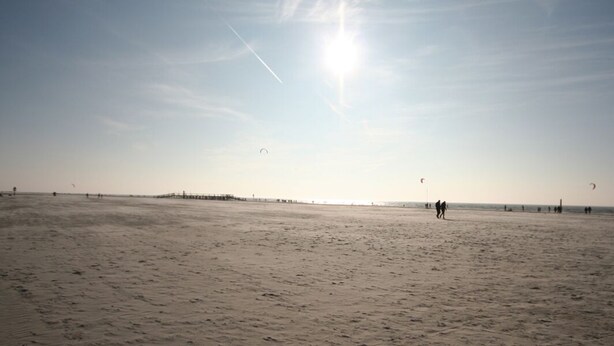 A wide sandy beach with people and kites. - Komf. Apartment, 5 pers., 3 bedrooms, 2 bathrooms, near Sankt Peter-O. , right on the dike (Tönning)