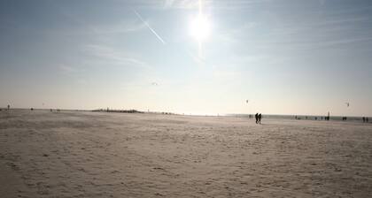 Komf. Apartment, 5 pers., 3 bedrooms, 2 bathrooms, near Sankt Peter-O. , right on the dike