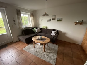 Fernseher, DVD-Player, Bücher, Stereoanlage