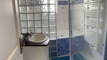 Shower, jetted bath, hair dryer, toilet paper