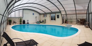 Indoor pool, a heated pool - Comfortable country house 250m from the sea with large covered swimming pool (La Tranche-sur-Mer)