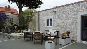 Outdoor dining - Comfortable country house 250m from the sea with large covered swimming pool (La Tranche-sur-Mer)