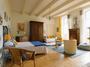 4 chambres, fer et planche à repasser, lit de bébé portatif