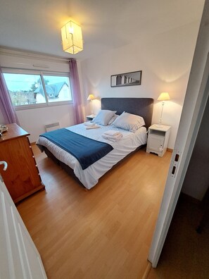 4 bedrooms, iron/ironing board, travel cot, free WiFi