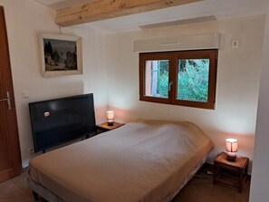 6 bedrooms, desk, iron/ironing board, travel cot