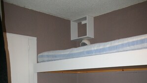 A room with bunk beds, a white door, and a shelf unit. - Apartment with balcony at the foot of the slopes - Arc 2000 (Bourg-Saint-Maurice)