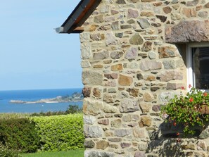 A stone building with a window and a view of the sea. - Breton Longere, seaside view, close to the beach, personalized welcome (Paimpol)