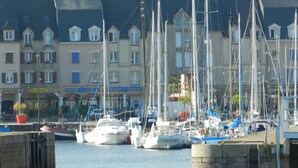 Un port de plaisance où sont amarrés plusieurs voiliers.