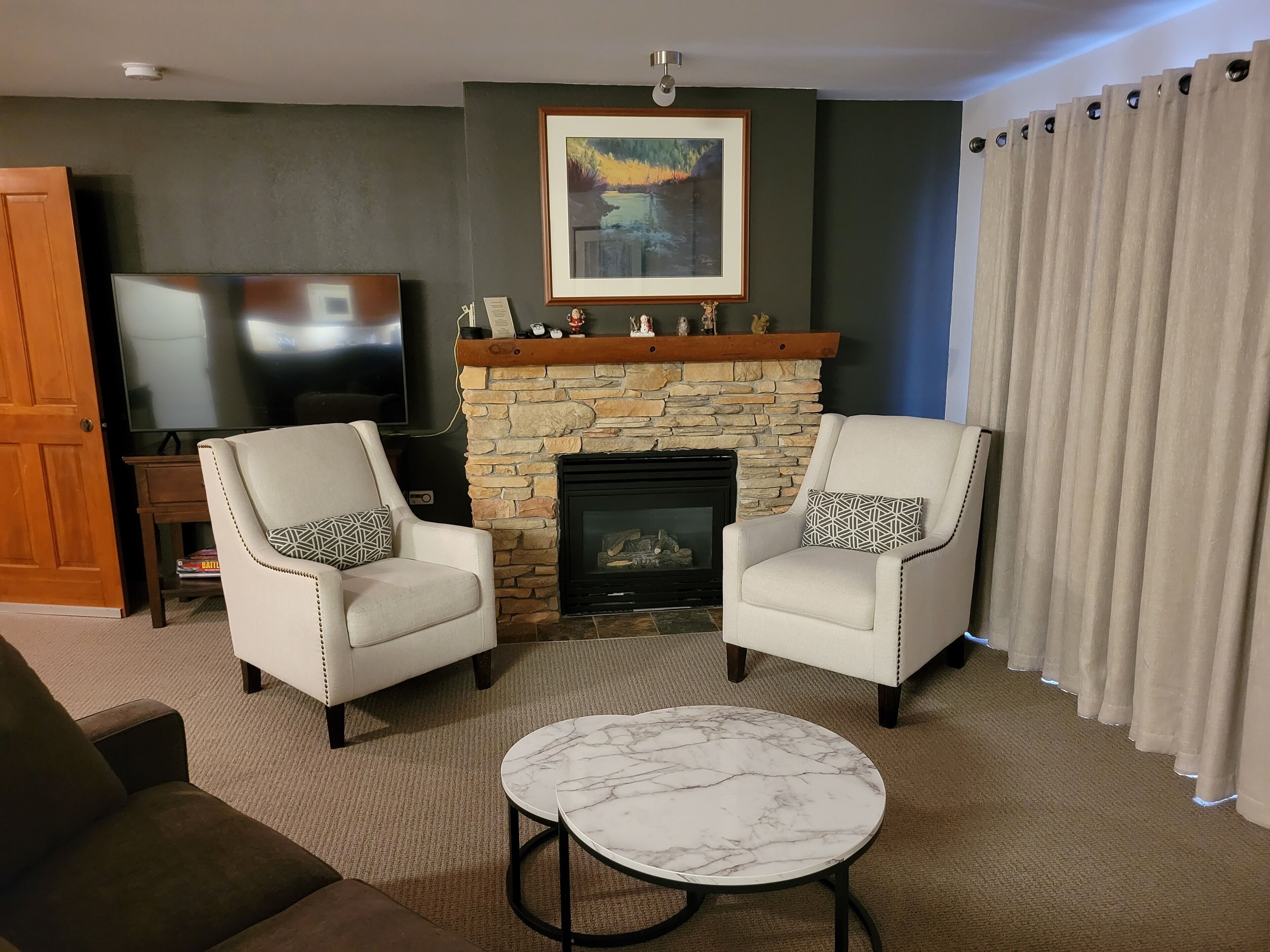 Smart TV, fireplace, video games, DVD player