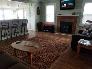 TV connectée, cheminée, lecteur de DVD, livres