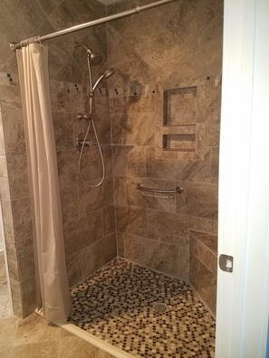 Tina con regadera, secadora de cabello, bidet, toallas 