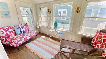 Télévision, lecteur de DVD, livres