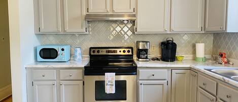 Réfrigérateur, micro-ondes, four, plaque de cuisson