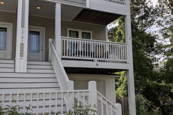 Family Friendly town home / duplex. Well maintained. Short walk to beach access.
