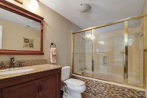 Secador de cabelo, toalhas de banho, sabonete, papel higiênico