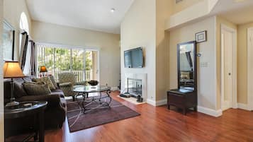 TV connectée, cheminée, chaßne hi-fi