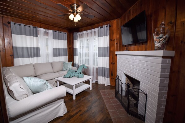 Smart TV, fireplace, DVD player, books - Stay at Spa City Cottage! (Hot Springs)