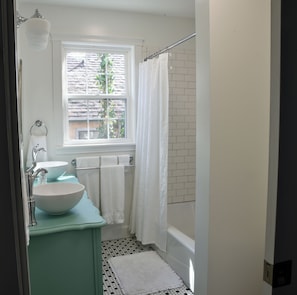 Ensemble baignoire-douche, séchoir à cheveux, serviettes fournies, savon