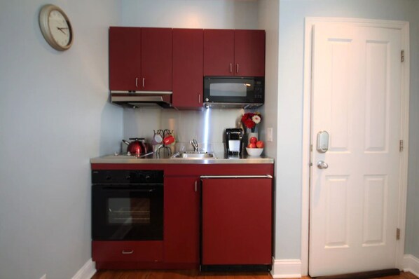 Fridge, microwave, oven, stovetop - Peaceful Oasis in Top Chicago Neighborhood. Low Traffic, Pristine Cleanliness. (Chicago)