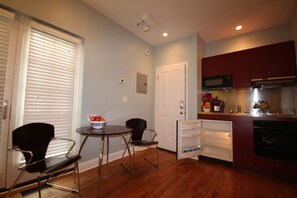 冷蔵庫、電子レンジ、オーブン、コンロ