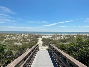 Beach nearby, sun loungers - Beautiful 3rd Row Mooring Buoy House w/ Direct Beach Path Access. Palmetto Dunes (Hilton Head Island)