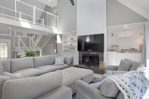 Smart TV, video games, table tennis, books - Beautiful 3rd Row Mooring Buoy House w/ Direct Beach Path Access. Palmetto Dunes (Hilton Head Island)