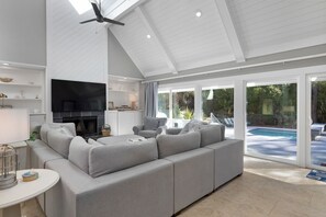 Smart TV, video games, table tennis, books - Beautiful 3rd Row Mooring Buoy House w/ Direct Beach Path Access. Palmetto Dunes (Hilton Head Island)