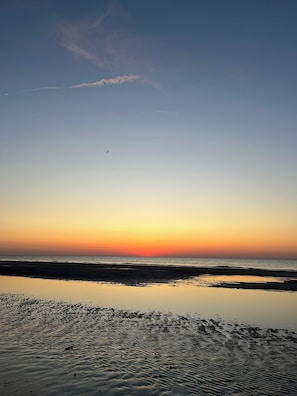 Vlak bij het strand, ligstoelen aan het strand